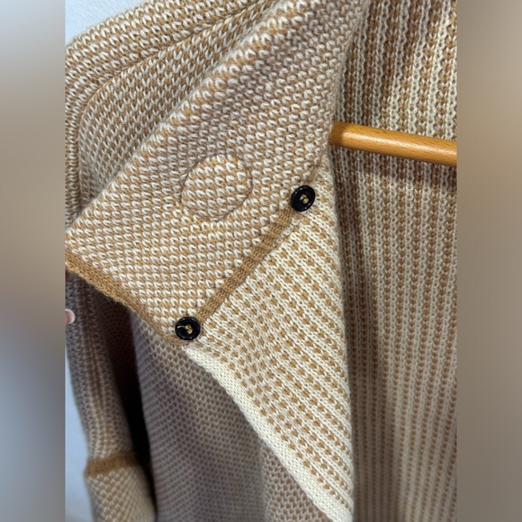 Steve Madden Women's Poncho/sweater. One Size, Camel, Pockets, Buckle, EUC! - Picture 6 of 9